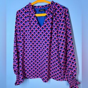 Fashion Pink and Blue Geometric Diamond Print V-Neck Blouse with Smocked Cuffs
